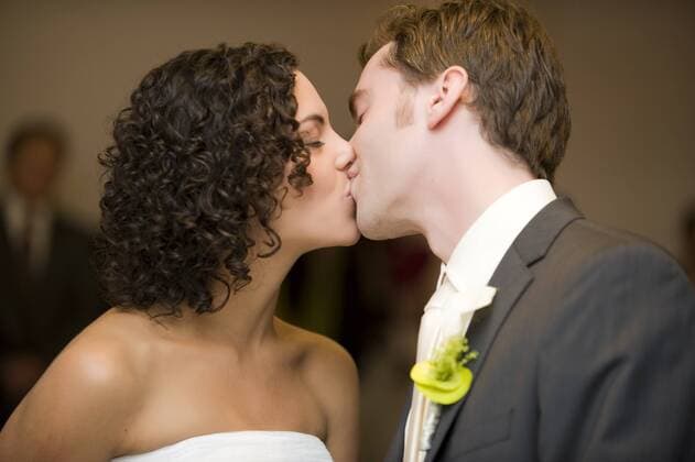 Brautpaar kuesst sich bridal couple kissing BLWS241867