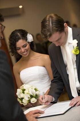 Braeutigam unterschreibt Heiratsurkunde am Standesamt married in a civil ceremony, bridegroom singing the marriage certificate BLWS241868