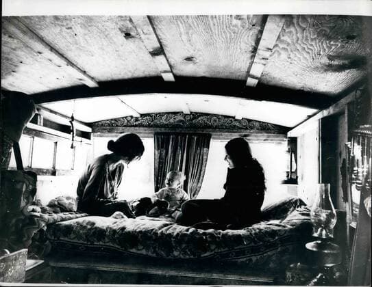 1972 - California s new breed of gypsy: The urge to drop-out has brought a new breed of gypsy to the byways of California. More people than ever before are taking to the roads. Hippies, art lovers, rebels against the system. They live in caravans and converted make-shift trucks. Seen here is a glimpse of life in the home life of San Francisco non-conformists who prefer life on the move. Hippie San Diego U.S. - ZUMAk09_