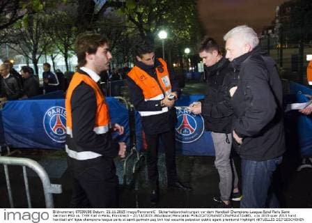 Sicherheitsvorkehrungen vor dem Handball Champions-League-Spiel Paris Saint Germain PSG vs. THW Kiel in Paris, Frankreich - 21 11 2015 JBAutissier Panoramic 