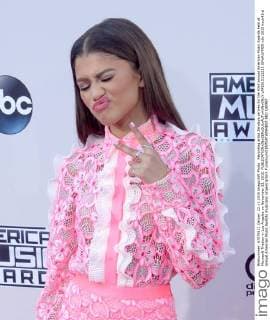 Recording artist Zendaya arrives for the 43rd annual American Music Awards held at Microsoft Theater in Los Angeles on November 22, 2015.  LAP2015112223 JIMxRUYMEN