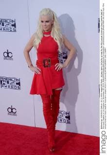 Actress Jenny McCarthy arrives for the 43rd annual American Music Awards held at Microsoft Theater in Los Angeles on November 22, 2015.  LAP20151122123 JIMxRUYMEN