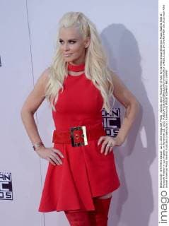 Actress Jenny McCarthy arrives for the 43rd annual American Music Awards held at Microsoft Theater in Los Angeles on November 22, 2015.  LAP20151122124 JIMxRUYMEN