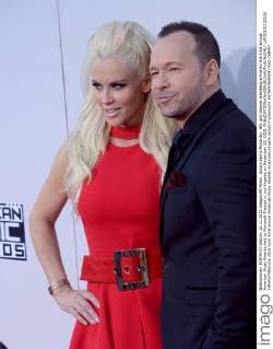 Actors Jenny McCarthy, left, and Donnie Wahlberg arrive for the 43rd annual American Music Awards held at Microsoft Theater in Los Angeles on November 22, 2015.  LAP20151122126 JIMxRUYMEN