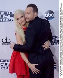Actors Jenny McCarthy, left, and Donnie Wahlberg arrive for the 43rd annual American Music Awards held at Microsoft Theater in Los Angeles on November 22, 2015.  LAP20151122129 JIMxRUYMEN