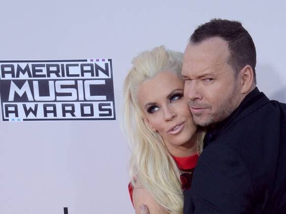 Actors Jenny McCarthy, left, and Donnie Wahlberg arrive for the 43rd annual American Music Awards held at Microsoft Theater in Los Angeles on November 22, 2015.  LAP20151122130 JIMxRUYMEN