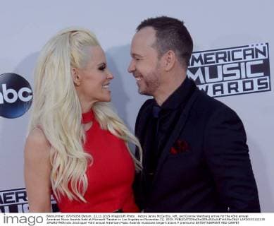 Actors Jenny McCarthy, left, and Donnie Wahlberg arrive for the 43rd annual American Music Awards held at Microsoft Theater in Los Angeles on November 22, 2015.  LAP20151122135 JIMxRUYMEN