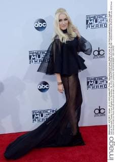 Recording artist Gwen Stefani arrives for the 43rd annual American Music Awards held at Microsoft Theater in Los Angeles on November 22, 2015.  LAP20151122210 JIMxRUYMEN