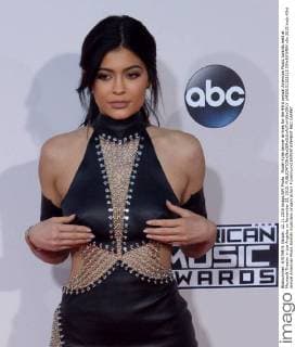 Model Kylie Jenner arrives for the 43rd annual American Music Awards held at Microsoft Theater in Los Angeles on November 22, 2015.  LAP20151122212 JIMxRUYMEN