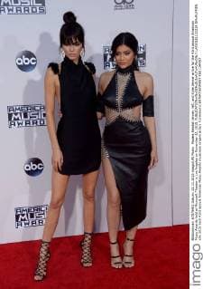 Models Kendall Jenner, left, and Kylie Jenner arrive for the 43rd annual American Music Awards held at Microsoft Theater in Los Angeles on November 22, 2015.  LAP20151122219 JIMxRUYMEN