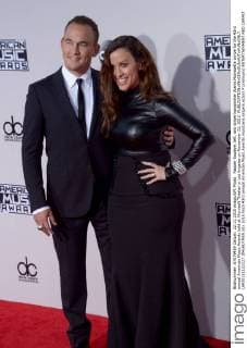 Rapper Souleye, left, and singer songwriter Alanis Morissette arrive for the 43rd annual American Music Awards held at Microsoft Theater in Los Angeles on November 22, 2015.  LAP20151122227 JIMxRUYMEN