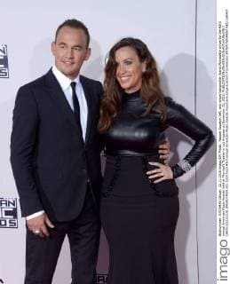 Rapper Souleye, left, and singer songwriter Alanis Morissette arrive for the 43rd annual American Music Awards held at Microsoft Theater in Los Angeles on November 22, 2015.  LAP20151122228 JIMxRUYMEN