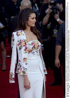 Actress Victoria Justice arrives for the 43rd annual American Music Awards held at Microsoft Theater in Los Angeles on November 22, 2015.  LAP20151122235 JIMxRUYMEN
