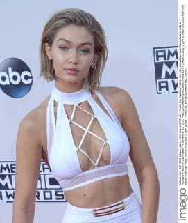 Model Gigi Hadid arrives for the 43rd annual American Music Awards held at Microsoft Theater in Los Angeles on November 22, 2015.  LAP20151122242 JIMxRUYMEN