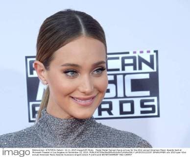 Model Model Hannah Davis arrives for the 43rd annual American Music Awards held at Microsoft Theater in Los Angeles on November 22, 2015.  LAP20151122257 JIMxRUYMEN