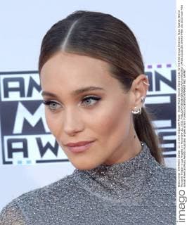 Model Model Hannah Davis arrives for the 43rd annual American Music Awards held at Microsoft Theater in Los Angeles on November 22, 2015.  LAP20151122258 JIMxRUYMEN