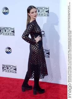 Recording artist Tove Lo arrives for the 43rd annual American Music Awards held at Microsoft Theater in Los Angeles on November 22, 2015.  LAP20151122277 JIMxRUYMEN