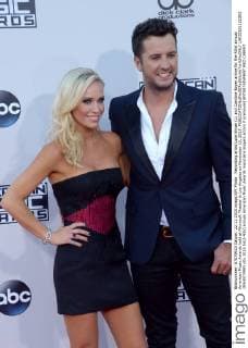 Recording artist Luke Bryan (L) and Caroline Boyer arrive for the 43rd annual American Music Awards held at Microsoft Theater in Los Angeles on November 22, 2015.  LAP20151122303 JIMxRUYMEN