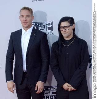 From left, recording artists Diplo and Skrillex arrive for the 43rd annual American Music Awards held at Microsoft Theater in Los Angeles on November 22, 2015.  LAP20151122316 JIMxRUYMEN