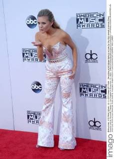 Recording artist Kelsea Ballerini arrives for the 43rd annual American Music Awards held at Microsoft Theater in Los Angeles on November 22, 2015.  LAP20151122350 JIMxRUYMEN