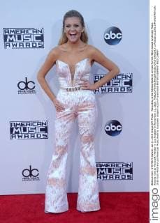 Recording artist Kelsea Ballerini arrives for the 43rd annual American Music Awards held at Microsoft Theater in Los Angeles on November 22, 2015.  LAP20151122352 JIMxRUYMEN