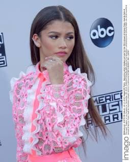 Recording artist Zendaya arrives for the 43rd annual American Music Awards held at Microsoft Theater in Los Angeles on November 22, 2015.  LAP2015112249 JIMxRUYMEN