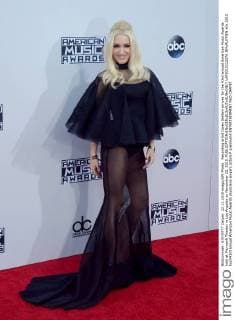 Recording artist Gwen Stefani arrives for the 43rd annual American Music Awards held at Microsoft Theater in Los Angeles on November 22, 2015.  LAP2015112276 JIMxRUYMEN