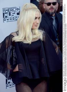 Recording artist Gwen Stefani arrives for the 43rd annual American Music Awards held at Microsoft Theater in Los Angeles on November 22, 2015.  LAP2015112278 JIMxRUYMEN