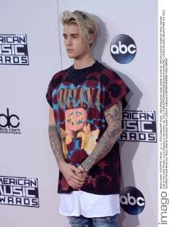 Recording artist Justin Bieber arrives for the 43rd annual American Music Awards held at Microsoft Theater in Los Angeles on November 22, 2015.  LAP2015112292 JIMxRUYMEN