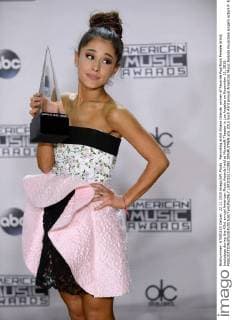 Recording artist Ariana Grande, winner of Favorite Pop Rock Female Artist, backstage during the 43rd annual American Music Awards held at Microsoft Theater in Los Angeles on November 22, 2015.  LAP20151122392 JIMxRUYMEN