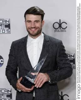 Recording artist Sam Hunt, winner of New Artist of the Year, backstage during the 43rd annual American Music Awards held at Microsoft Theater in Los Angeles on November 22, 2015.  LAP20151122377 JIMxRUYMEN