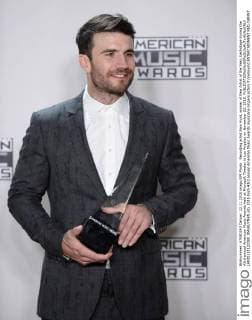 Recording artist Sam Hunt, winner of New Artist of the Year, backstage during the 43rd annual American Music Awards held at Microsoft Theater in Los Angeles on November 22, 2015.  LAP20151122380 JIMxRUYMEN