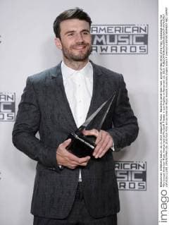 Recording artist Sam Hunt, winner of New Artist of the Year, backstage during the 43rd annual American Music Awards held at Microsoft Theater in Los Angeles on November 22, 2015.  LAP20151122381 JIMxRUYMEN
