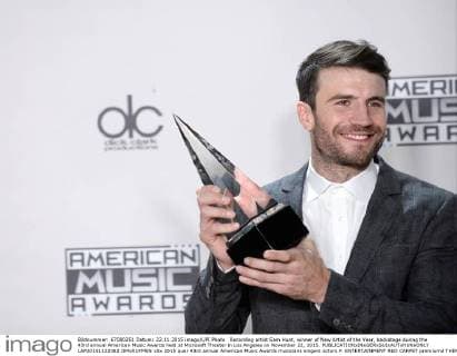 Recording artist Sam Hunt, winner of New Artist of the Year, backstage during the 43rd annual American Music Awards held at Microsoft Theater in Los Angeles on November 22, 2015.  LAP20151122382 JIMxRUYMEN