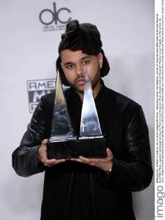 Recording artist The Weeknd, winner of Favorite Soul R&B Male Artist and Favorite Soul R&B Album, appears backstage during the 43rd annual American Music Awards held at Microsoft Theater in Los Angeles on November 22, 2015.  LAP20151122425 JIMxRUYMEN