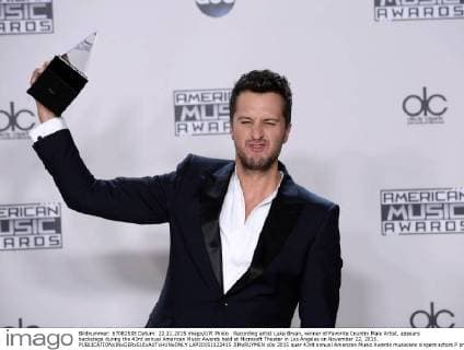 Recording artist Luke Bryan, winner of Favorite Country Male Artist, appears backstage during the 43rd annual American Music Awards held at Microsoft Theater in Los Angeles on November 22, 2015.  LAP20151122415 JIMxRUYMEN