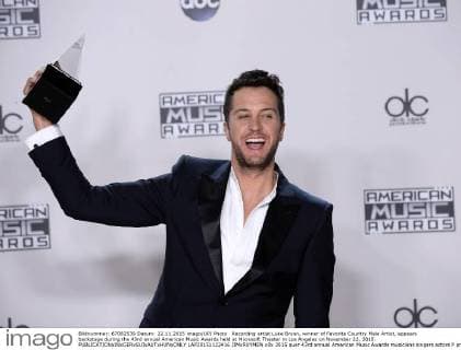 Recording artist Luke Bryan, winner of Favorite Country Male Artist, appears backstage during the 43rd annual American Music Awards held at Microsoft Theater in Los Angeles on November 22, 2015.  LAP20151122416 JIMxRUYMEN