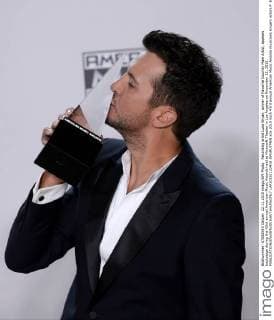 Recording artist Luke Bryan, winner of Favorite Country Male Artist, appears backstage during the 43rd annual American Music Awards held at Microsoft Theater in Los Angeles on November 22, 2015.  LAP20151122418 JIMxRUYMEN