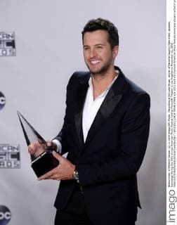 Recording artist Luke Bryan, winner of Favorite Country Male Artist, appears backstage during the 43rd annual American Music Awards held at Microsoft Theater in Los Angeles on November 22, 2015.  LAP20151122419 JIMxRUYMEN