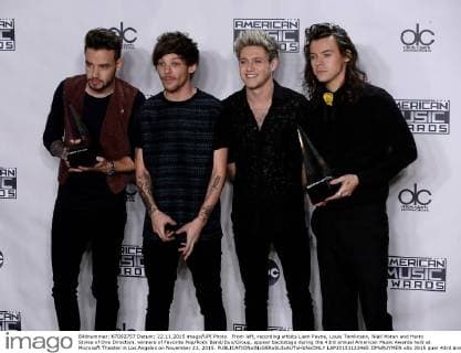 From left, recording artists Liam Payne, Louis Tomlinson, Niall Horan and Harry Styles of One Direction, winners of Favorite Pop Rock Band Duo Group, appear backstage during the 43rd annual American Music Awards held at Microsoft Theater in Los Angeles on November 22, 2015.  LAP20151122465 JIMxRUYMEN