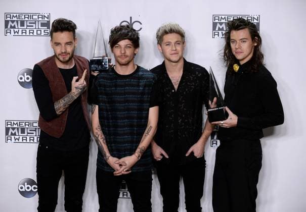 From left, recording artists Liam Payne, Louis Tomlinson, Niall Horan and Harry Styles of One Direction, winners of Favorite Pop Rock Band Duo Group, appear backstage during the 43rd annual American Music Awards held at Microsoft Theater in Los Angeles on November 22, 2015.  LAP20151122470 JIMxRUYMEN