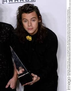 Recording artist Harry Styles of One Direction, winner of Favorite Pop Rock Band Duo Group, appears backstage during the 43rd annual American Music Awards held at Microsoft Theater in Los Angeles on November 22, 2015.  LAP20151122472 JIMxRUYMEN