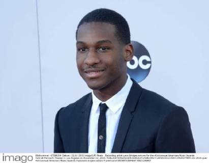 Recording artist Leon Bridges arrives for the 43rd annual American Music Awards held at Microsoft Theater in Los Angeles on November 22, 2015.  LAP20151122504 JIMxRUYMEN