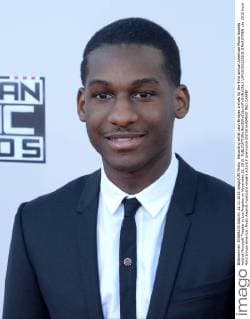Recording artist Leon Bridges arrives for the 43rd annual American Music Awards held at Microsoft Theater in Los Angeles on November 22, 2015.  LAP20151122505 JIMxRUYMEN