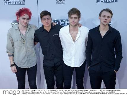 From left, musicians Michael Clifford, Calum Hood, Luke Hemmings and Ashton Irwin of 5 Seconds of Summer arrive for the 43rd annual American Music Awards held at Microsoft Theater in Los Angeles on November 22, 2015.  LAP20151122532 JIMxRUYMEN