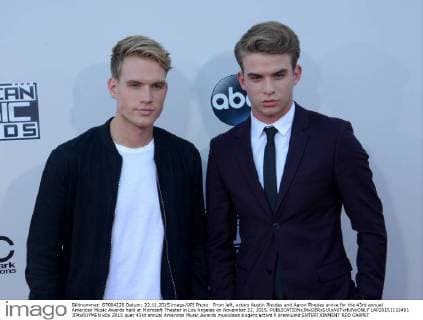 From left, actors Austin Rhodes and Aaron Rhodes arrive for the 43rd annual American Music Awards held at Microsoft Theater in Los Angeles on November 22, 2015.  LAP20151122481 JIMxRUYMEN