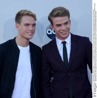 From left, actors Austin Rhodes and Aaron Rhodes arrive for the 43rd annual American Music Awards held at Microsoft Theater in Los Angeles on November 22, 2015.  LAP20151122483 JIMxRUYMEN