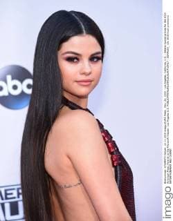 Nov. 22, 2015 - Los Angeles, California, U.S. - Selena Gomez arrives for the 2015 American Music Awards at the Microsoft theater. Los Angeles U.S. - ZUMAo05_
