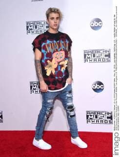 Nov. 22, 2015 - Los Angeles, California, U.S. - Justin Bieber arrives for the 2015 American Music Awards at the Microsoft theater. Los Angeles U.S. - ZUMAo05_