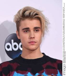 Nov. 22, 2015 - Los Angeles, California, U.S. - Justin Bieber arrives for the 2015 American Music Awards at the Microsoft theater. Los Angeles U.S. - ZUMAo05_